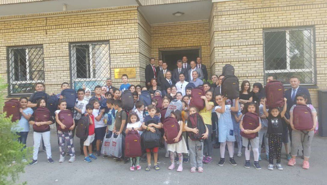 Everest Pars Modern Şirketinden Tahran Türk Okulumuza Kırtasiye Yardımı