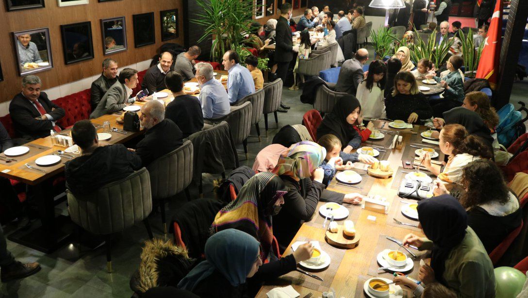Tahran'da Öğretmenler Günü Coşkuyla Kutlandı